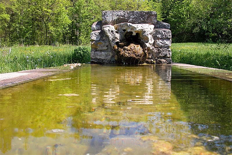 Fontaine du val des frais près d'Aujeurres
