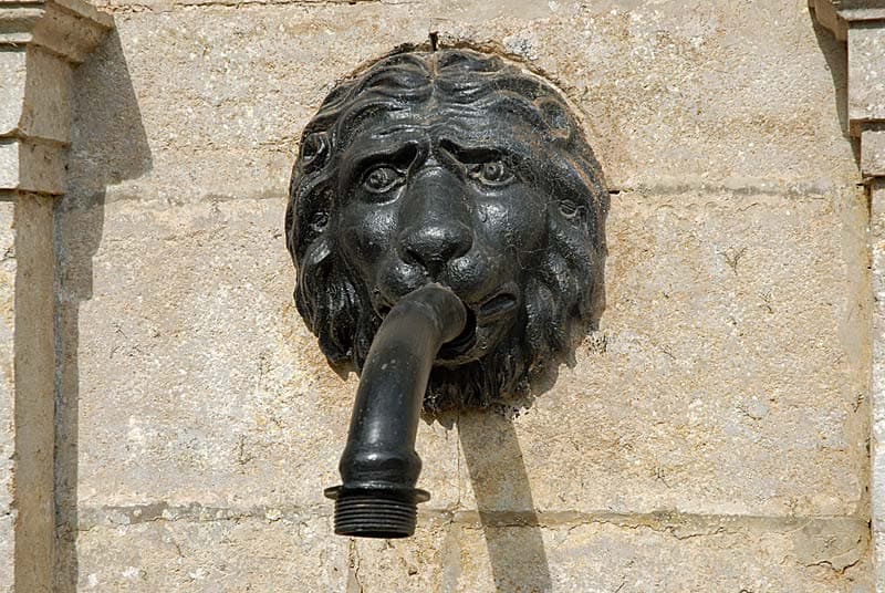 Fontaine rue neuve à Rivière-les-Fosses