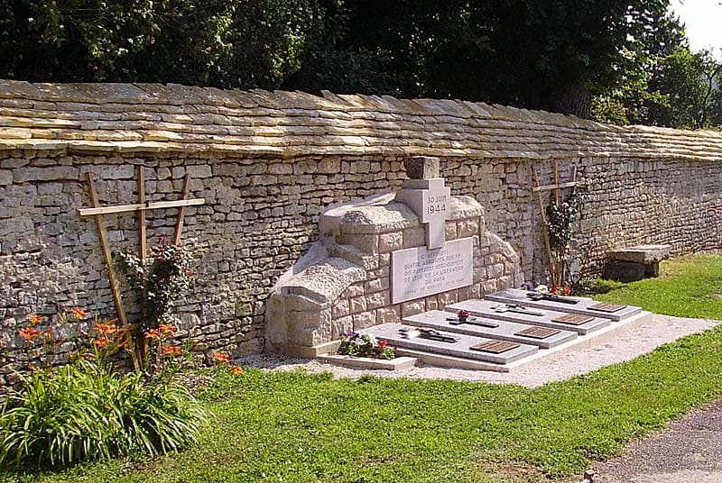Tombes ffi à Voisines