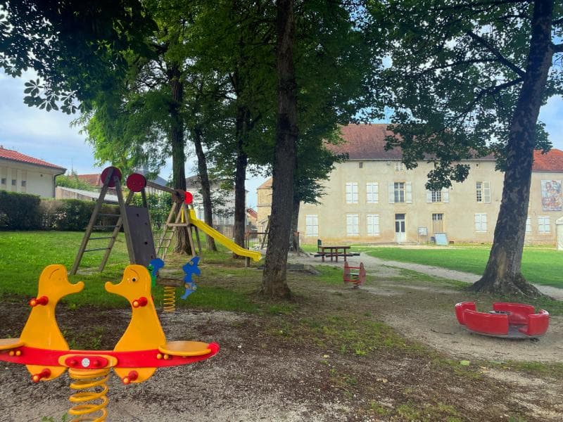 Aire de jeux du parc à Andelot