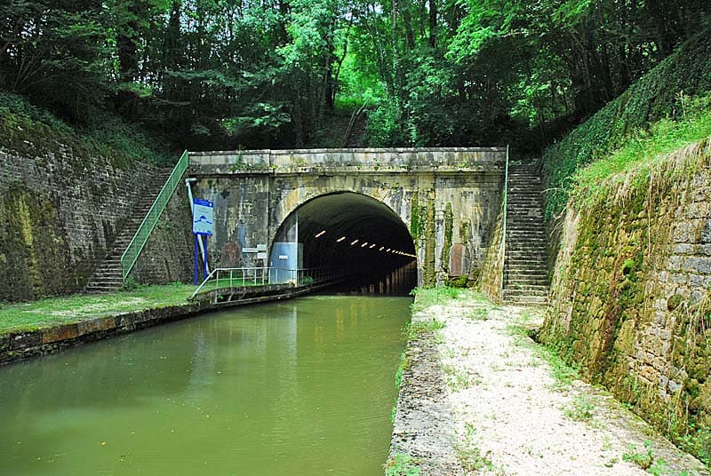 Tunnel du canal entre Champagne et Bourgogne à Noidant-Chatenoy