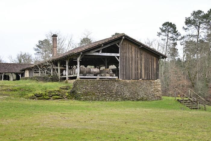 Visite commentée d’un ancien atelier de distillation de la gemme récemment rénové