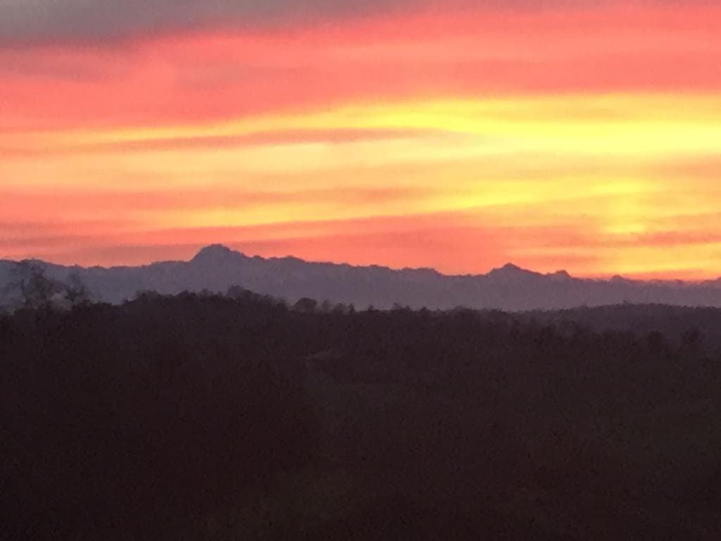 vue couher de soleil Pyrénées depuis la propriétédu chalet de la gestère Ambax