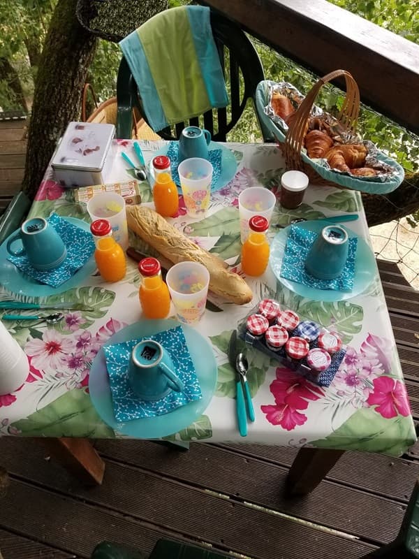 Petit déjeuner à la Cabane Insolite
