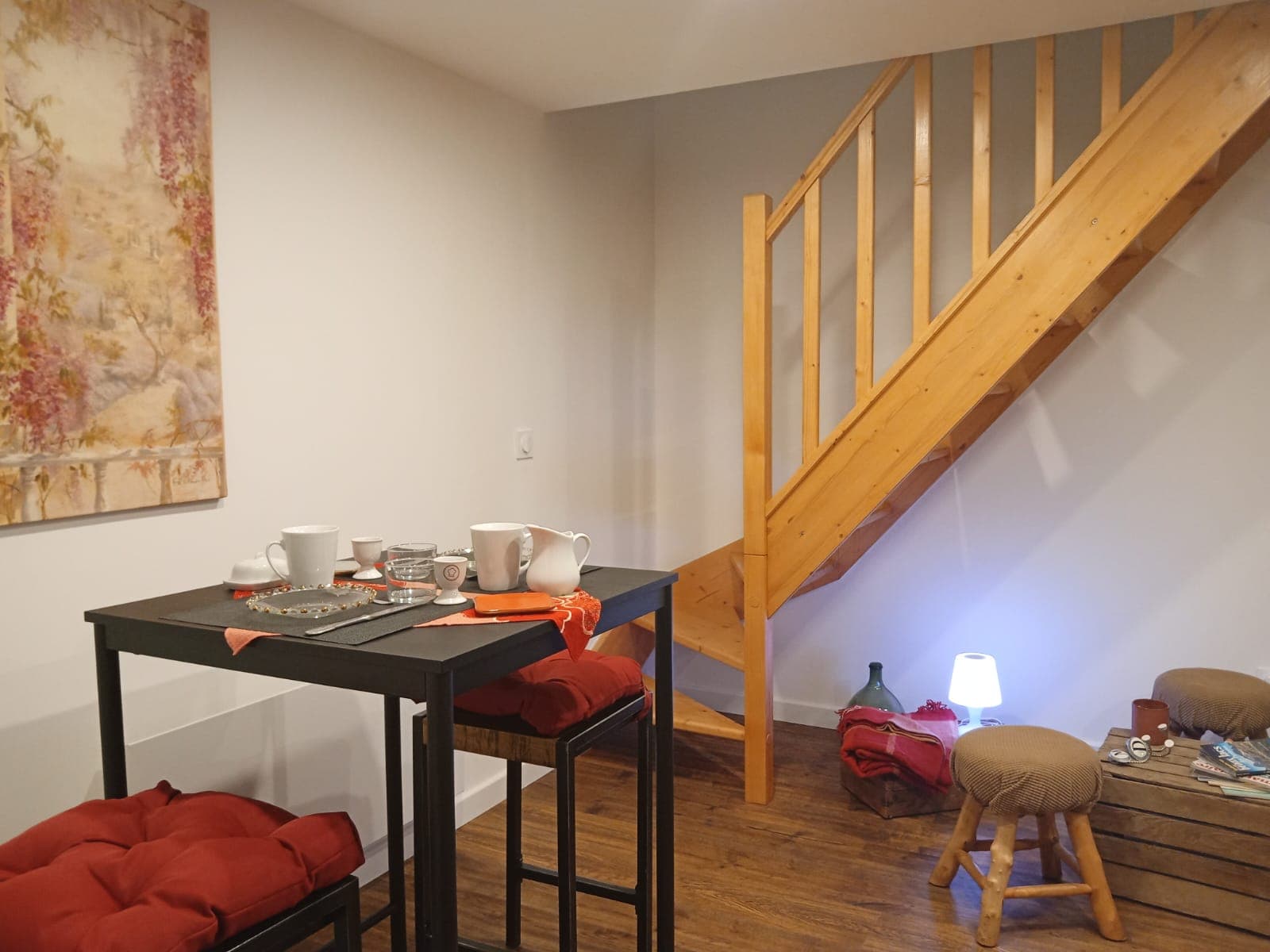REGAID'S Chambres d'hôtes Coin repas et escalier REGADES