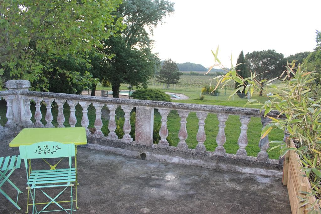 Terrasse-Chateau-La-Loge-VILLEMATIER