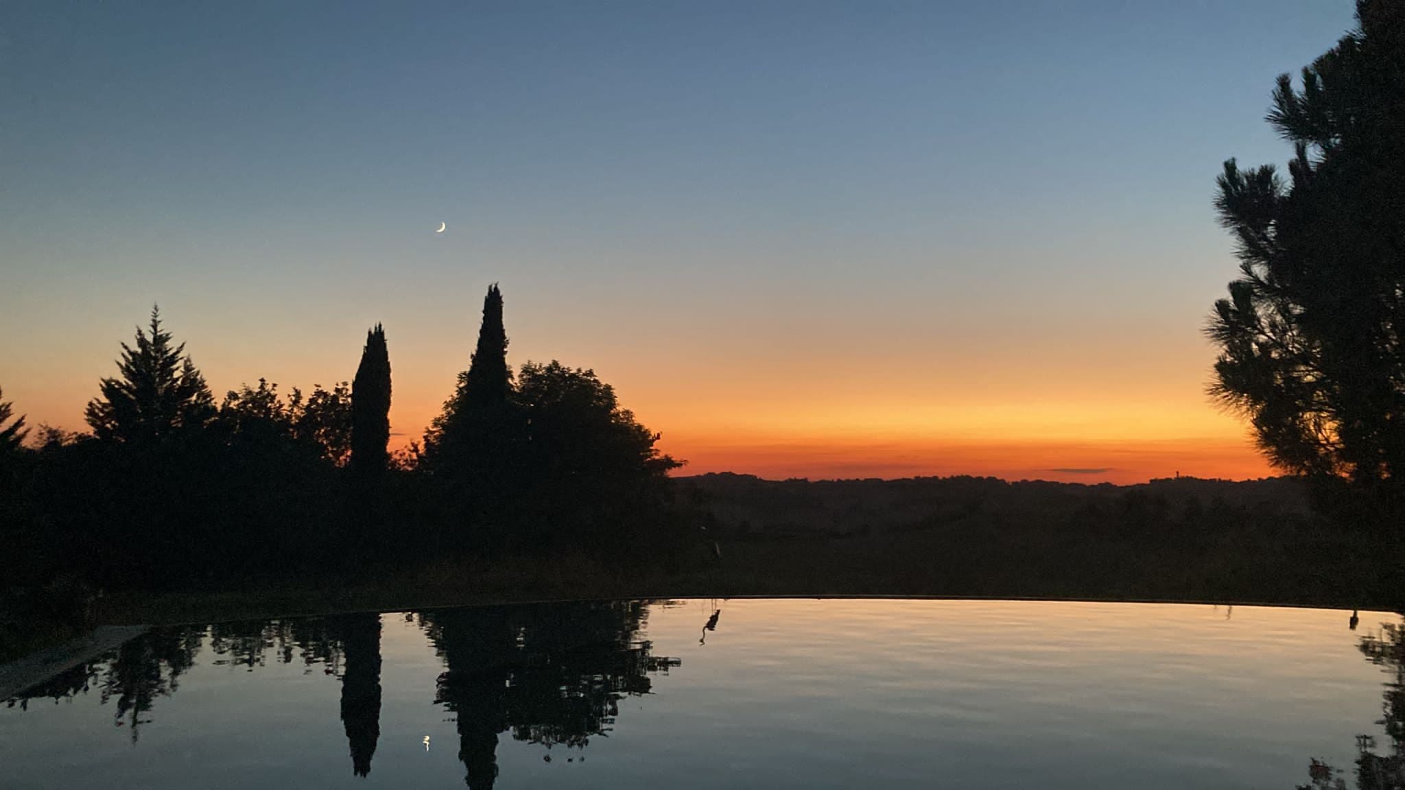 vue coucher de soleil piscine du chalet de la gestère Ambax