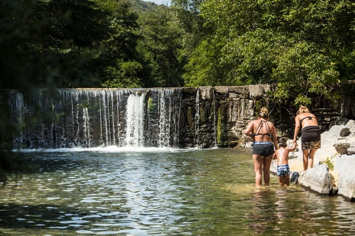 Camping-bord-riviere-baignade-naturelle-3