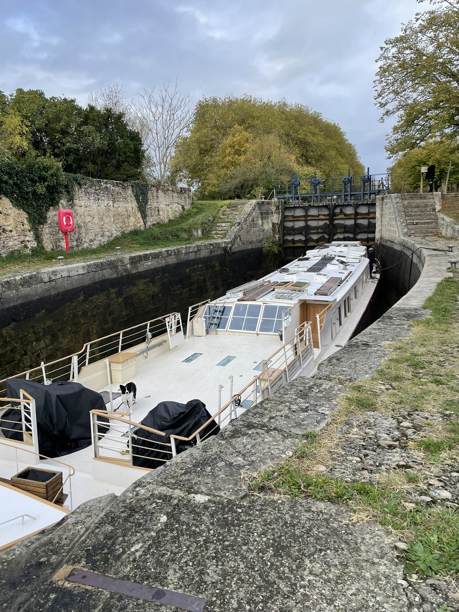 Canal_du_Midi_peniche-haricot-noir-ECLUSES 3