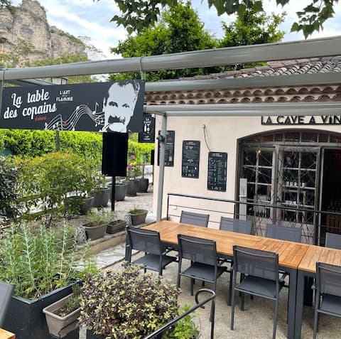 Facade Cave Copains