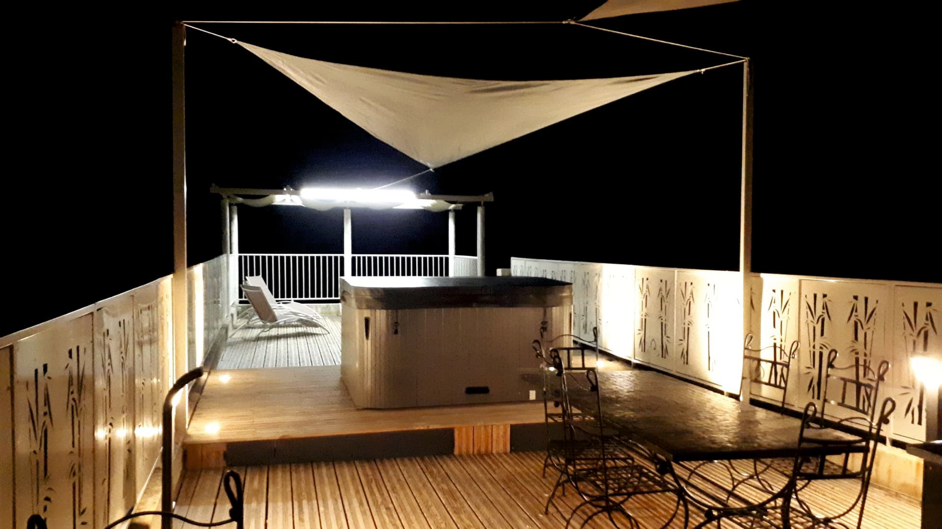 Maison Mirava-Détail Espace Terrasse_ Jacuzzi Nocturne