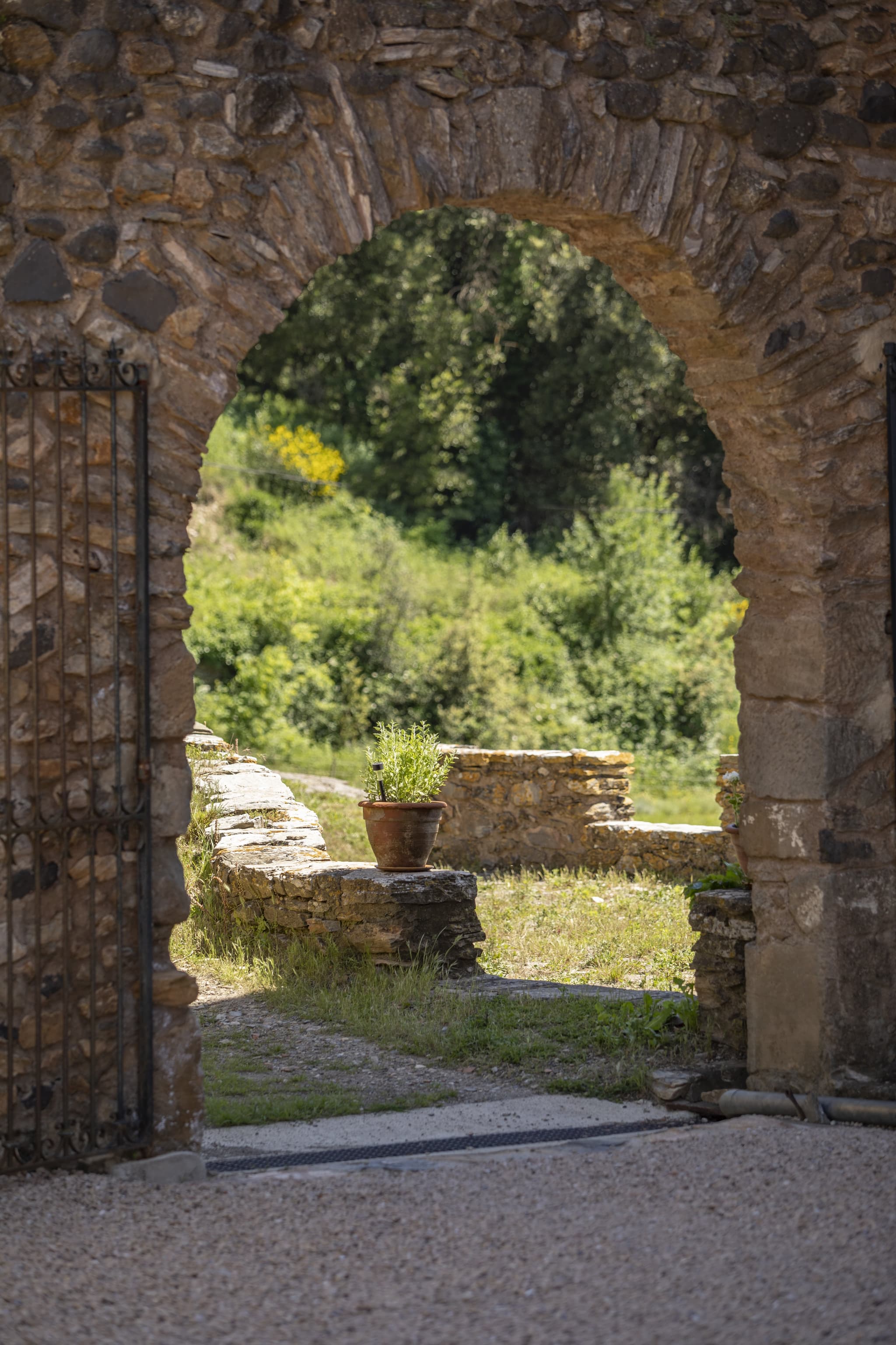 Porche cour Hameau de Pouzes