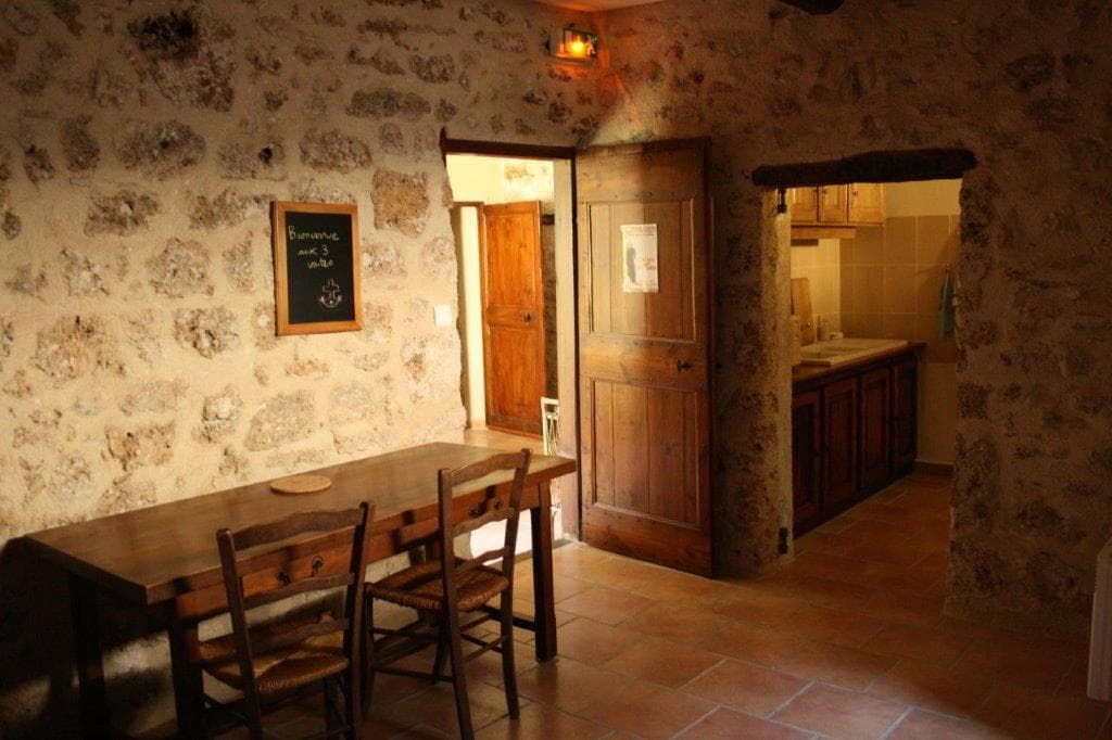 Trois Voûtes - Cuisine et avant cuisine