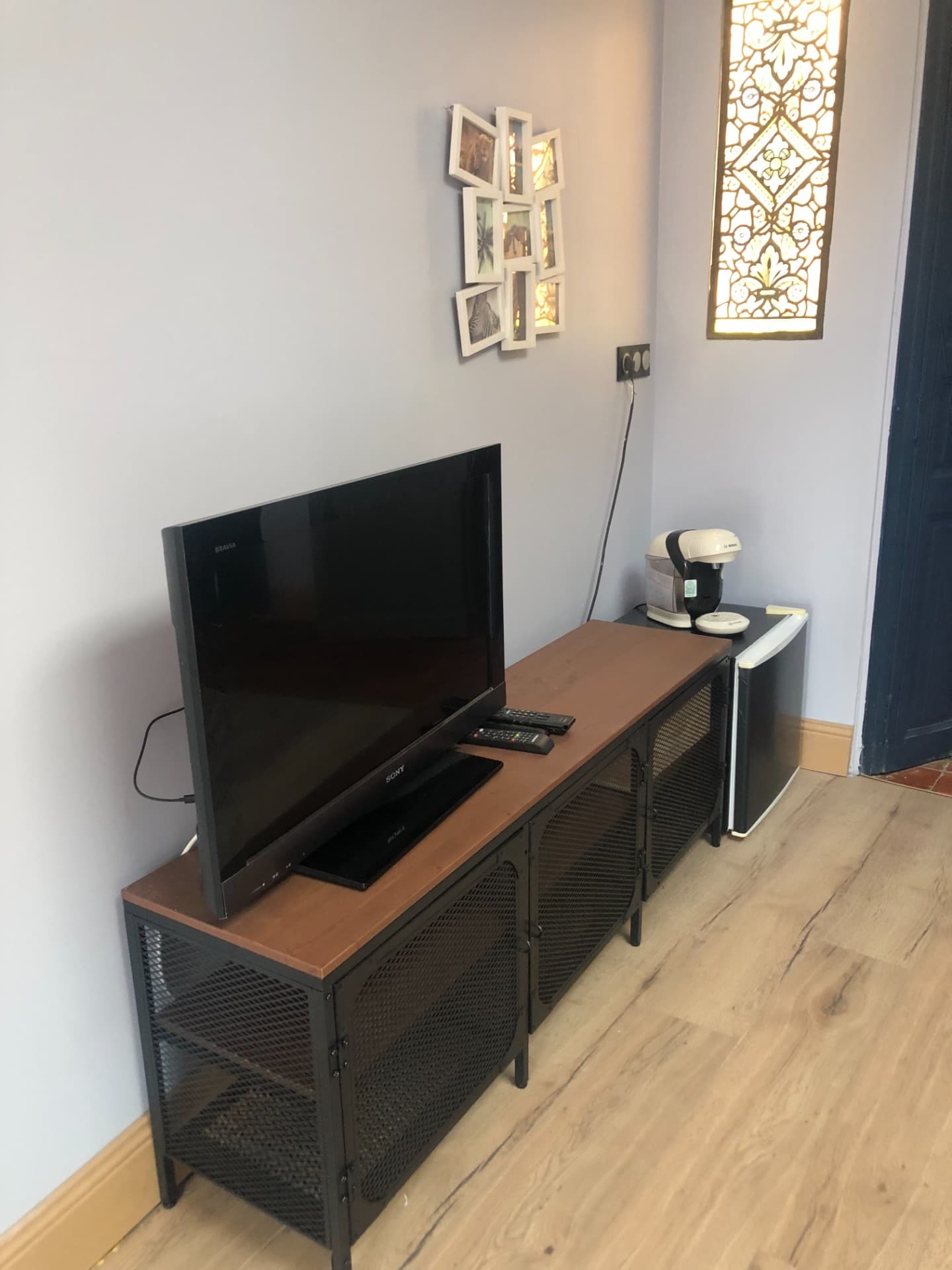 coin téléviseur + café+ réfrigérateur