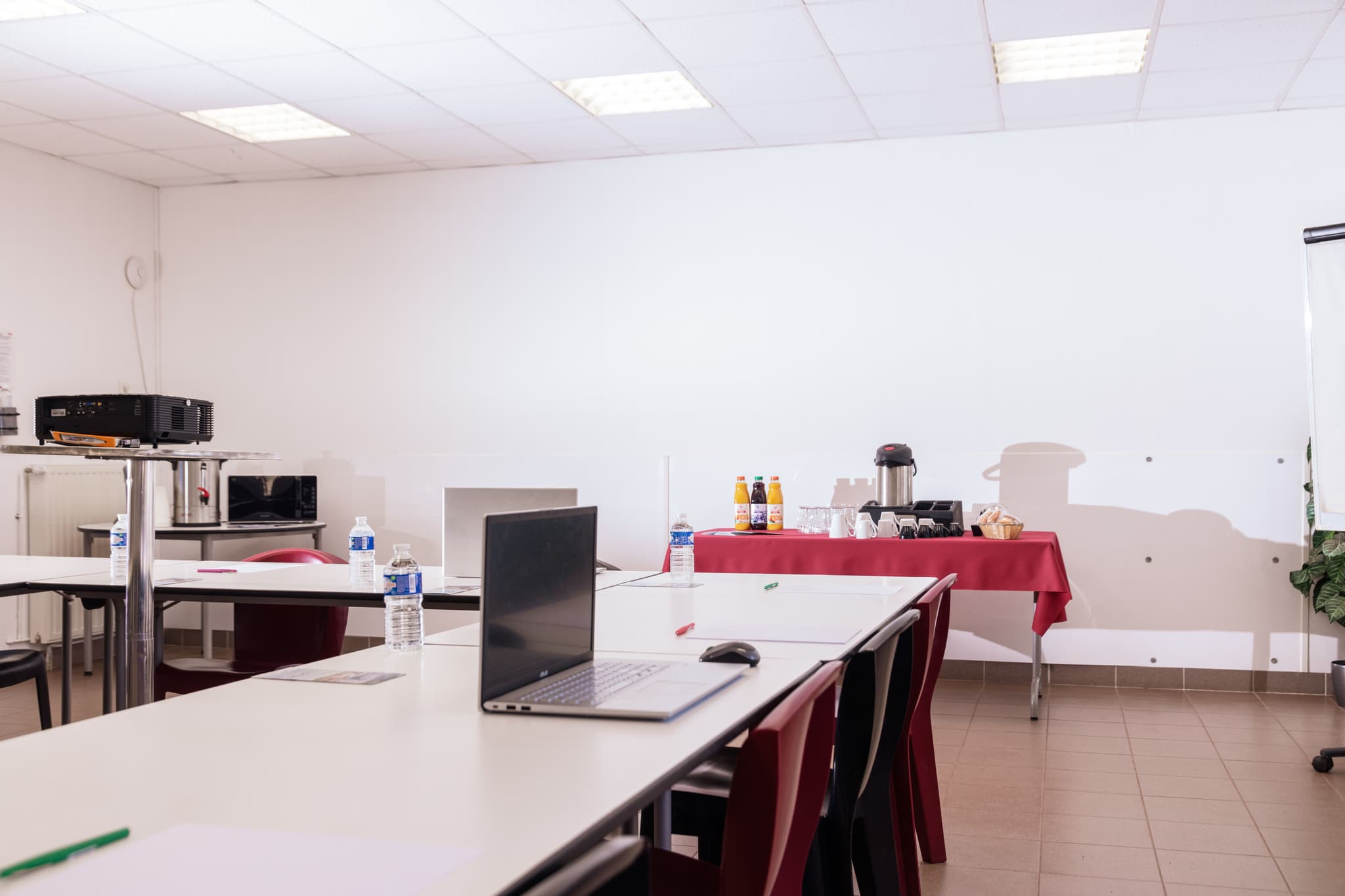 Salle de réunion accueil café Base de plein air du salagou
