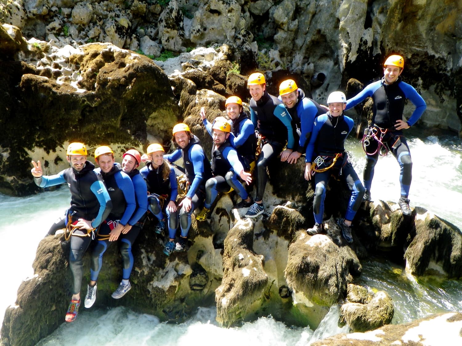 tous ensembles dans la sortie canyoning des gorges du diable dans l'herault