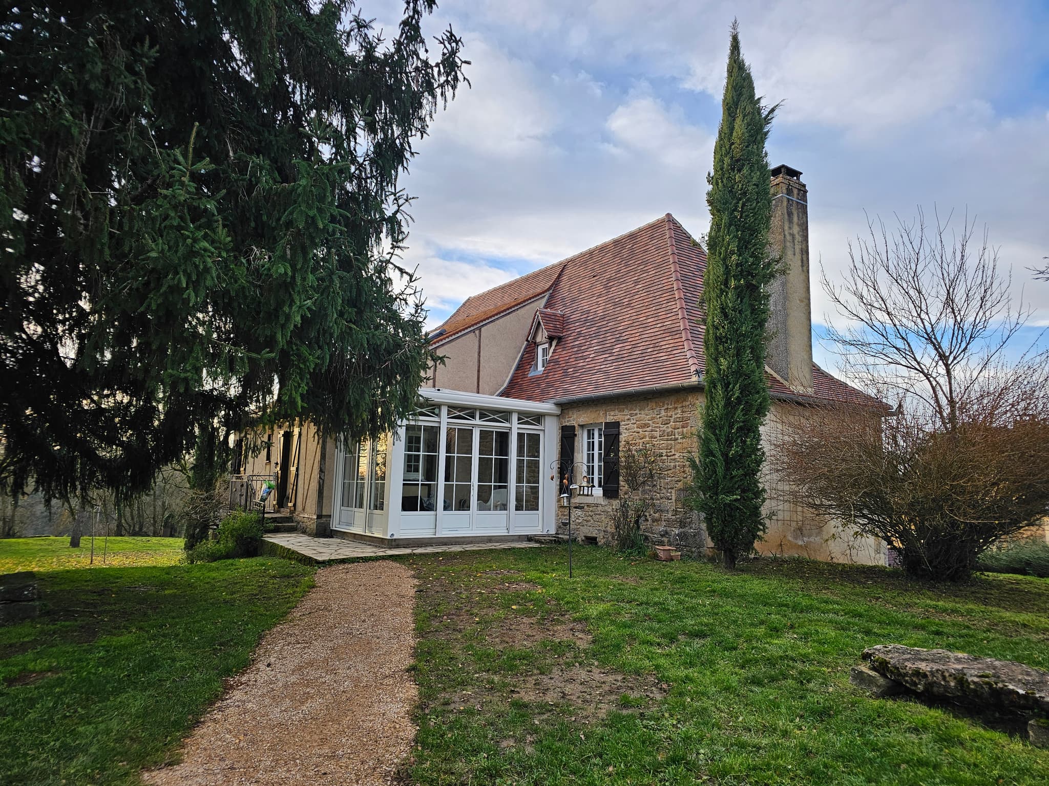 Maison et véranda depuis parking