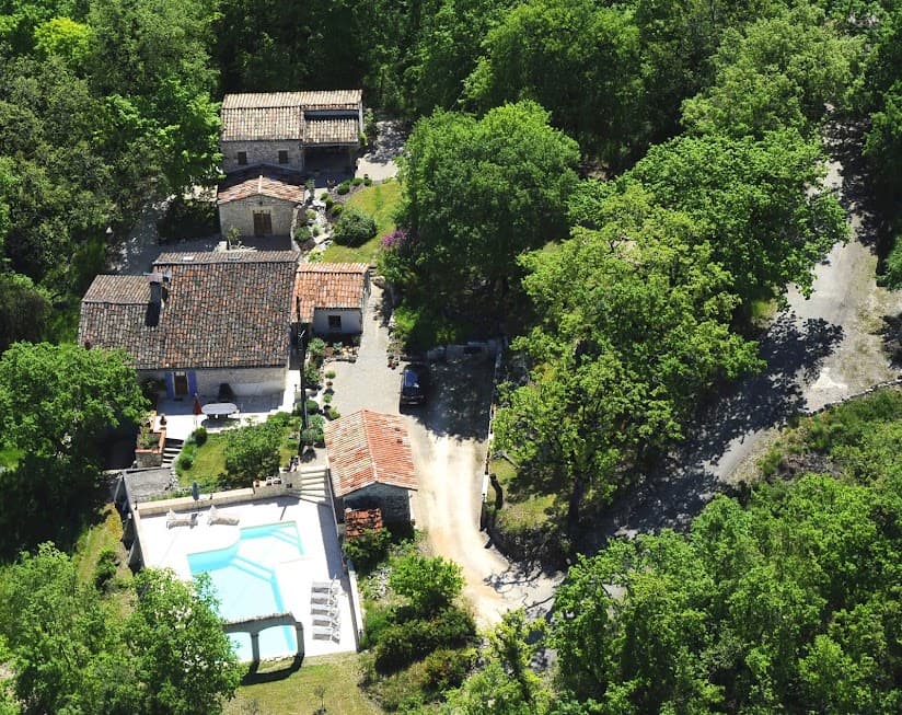 La piscine, la ferme avec le Gîte et les deux Chambres d'Hôtes.