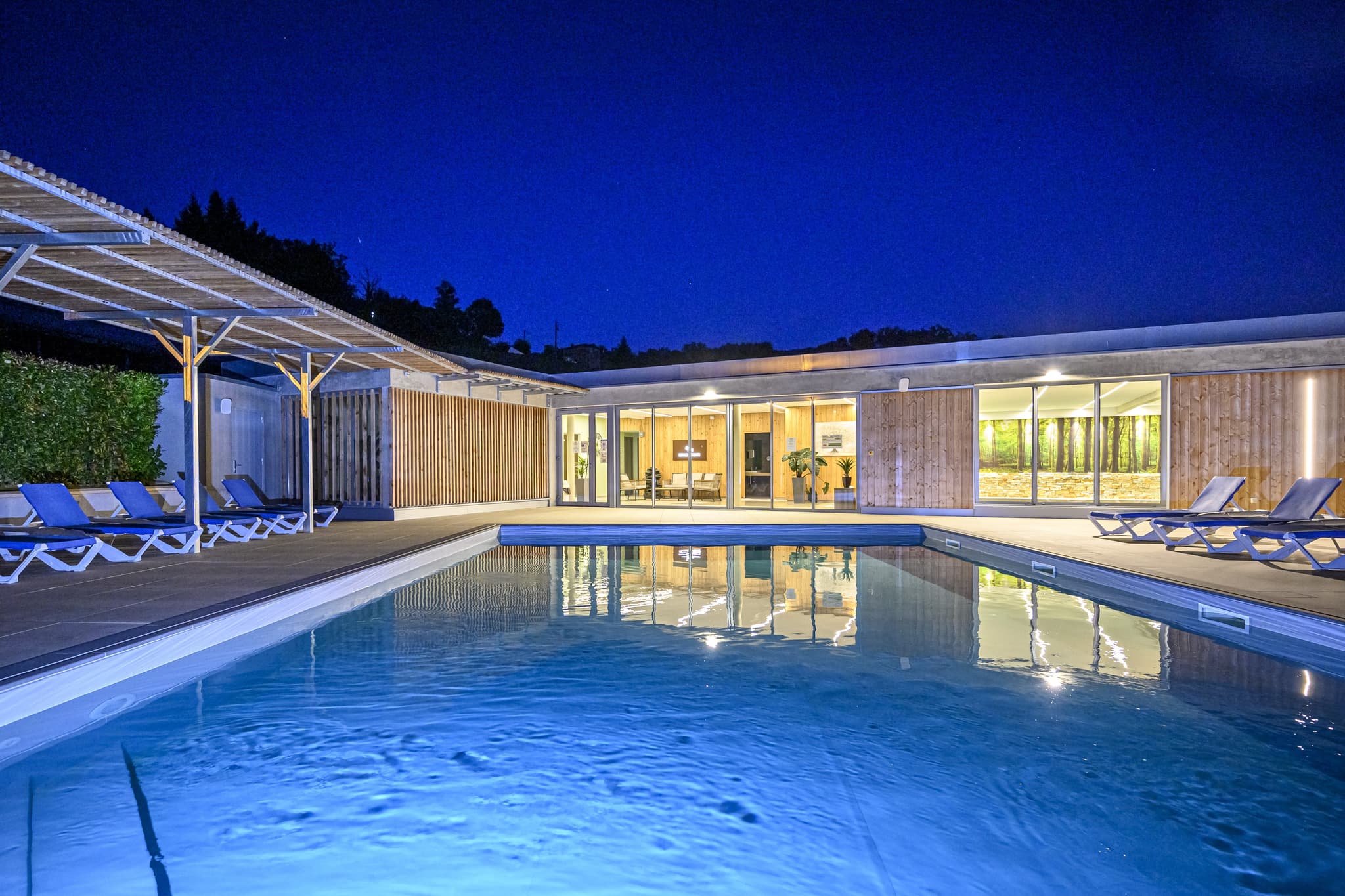 piscine exérieure face au POLE BIEN ETRE