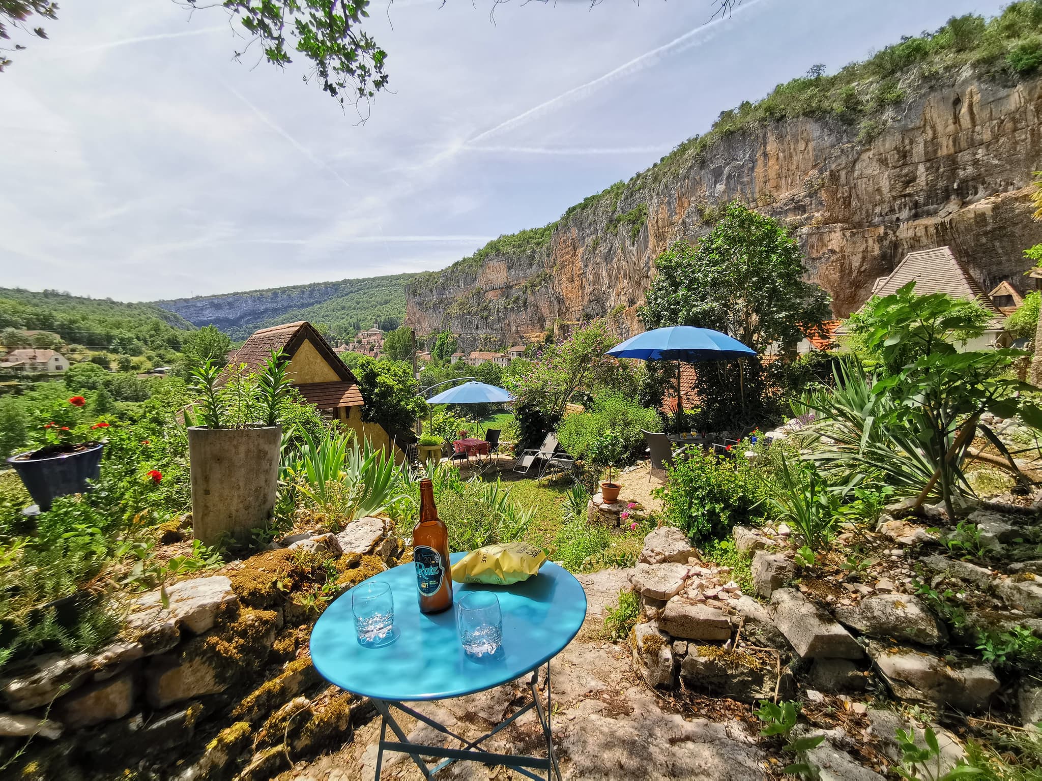 Petite terrasse privative en haut du jardin