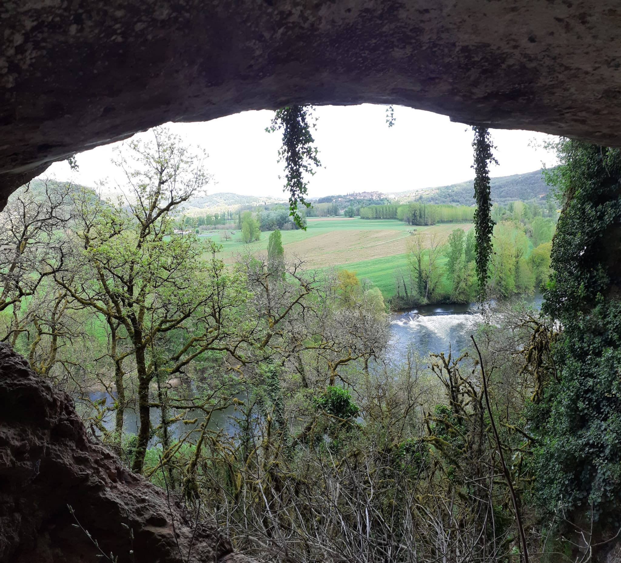 dans-les-falaises-de-cenevieres-une-grotte-du-causse-souvre-sur-la-vallee-du-lot-t-pelis-scaled