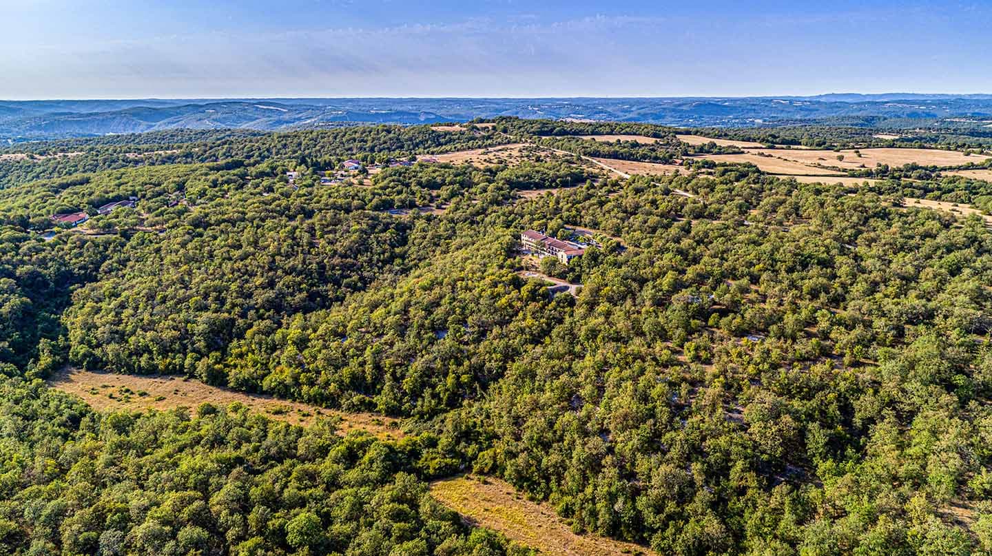 exterieurs - vue drone eloignee - hotel - le bois d'imbert -rocamadour