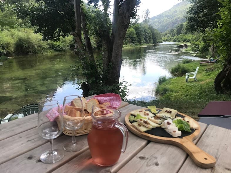 REPAS AU BORD DE L'EAU