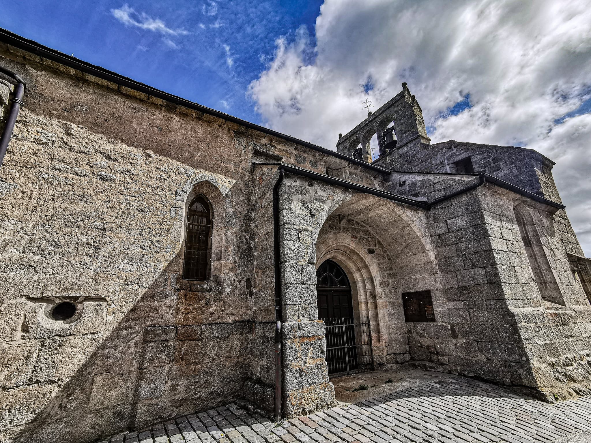 Église Arcomie - vue générale extérieure