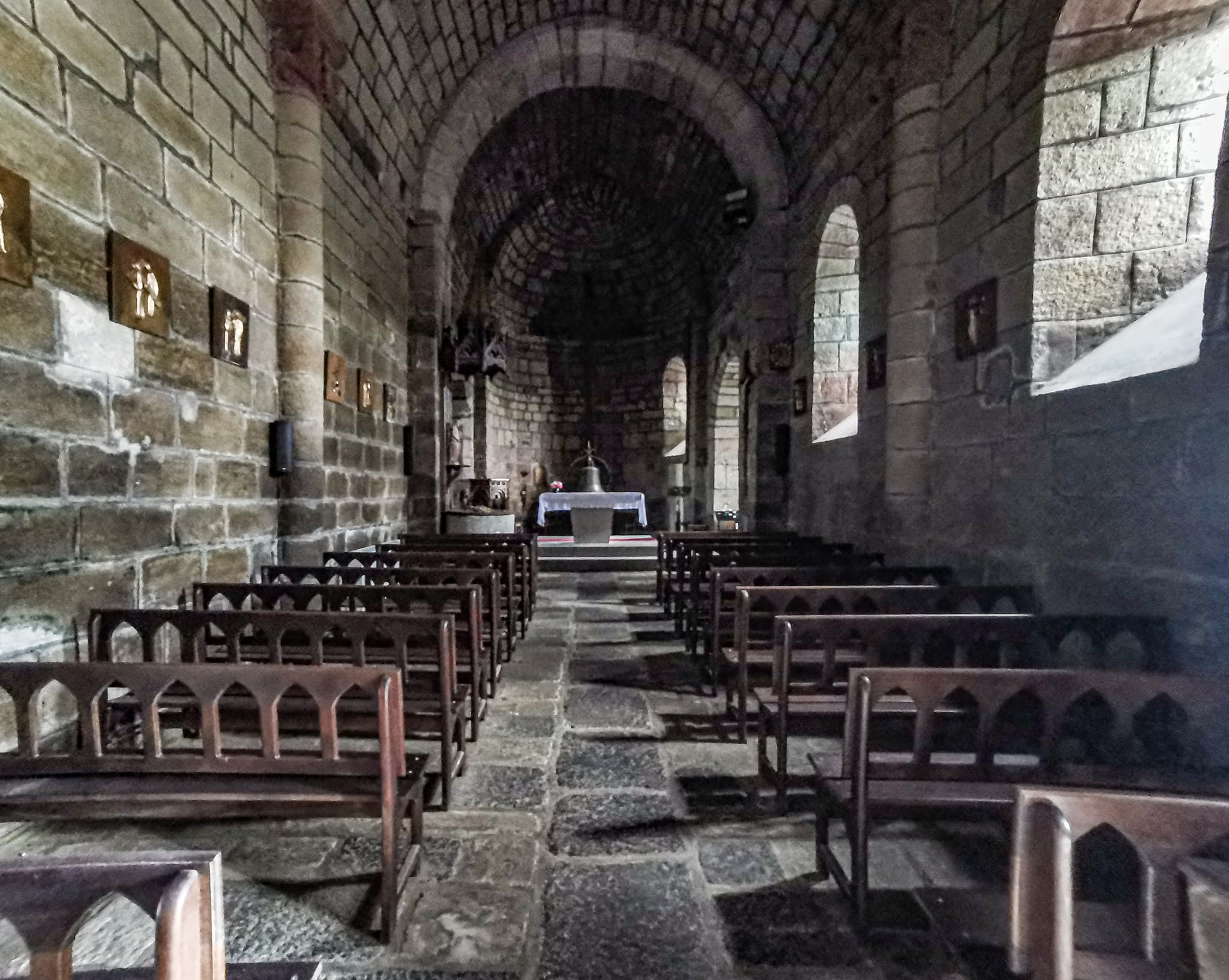 Église Recoules d'Aubrac - vue vaisseau central choeur