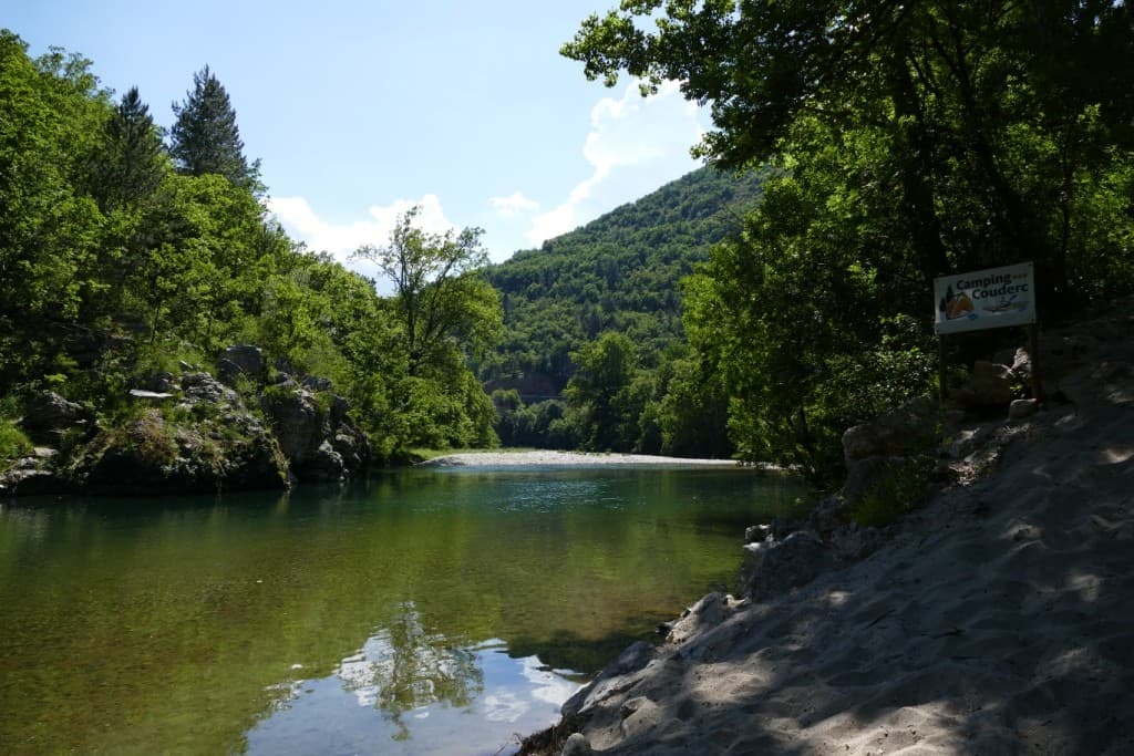 Au bord de la rivière