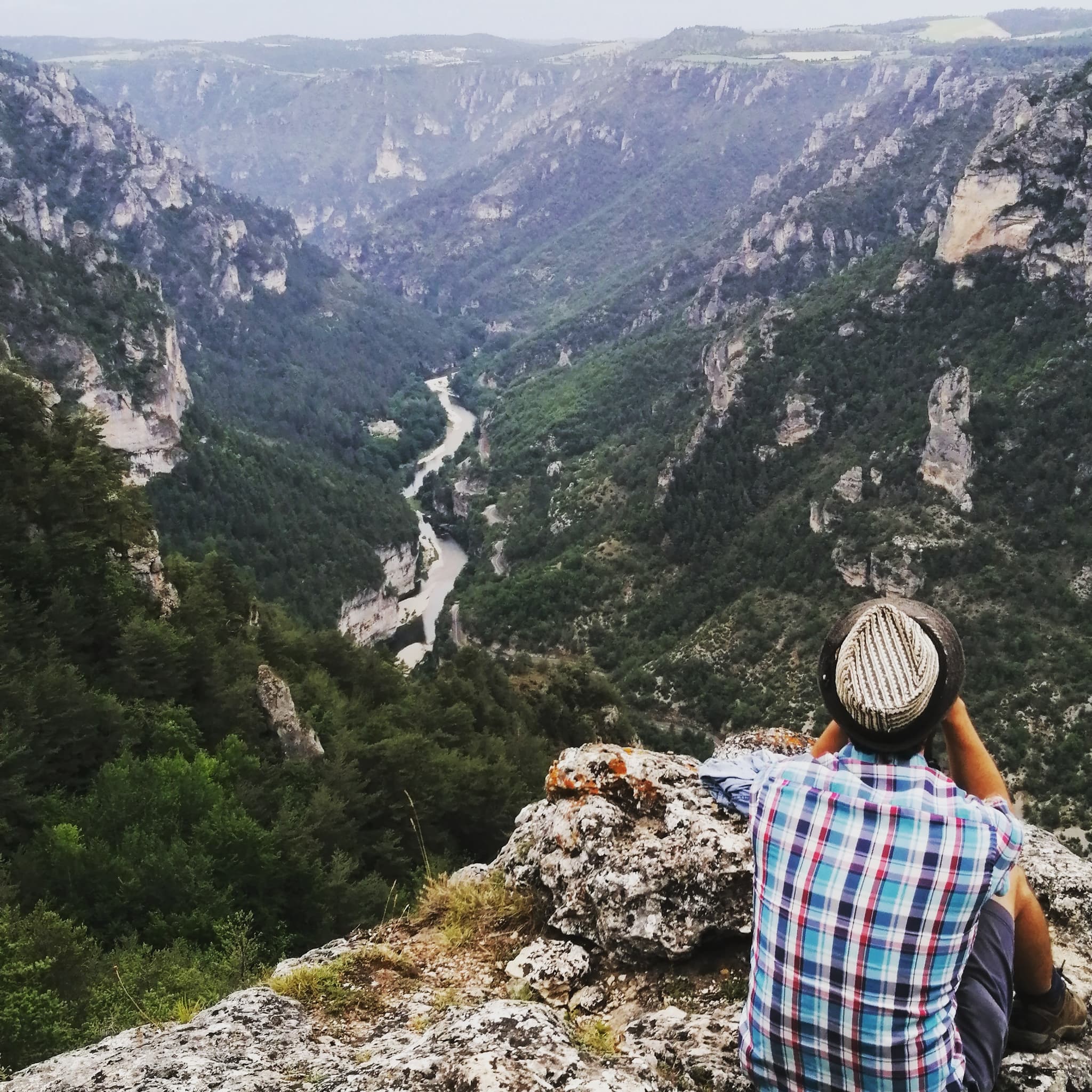 Apprenti-Ornitho face au magnifique panorama sur les Gorges du Tarn