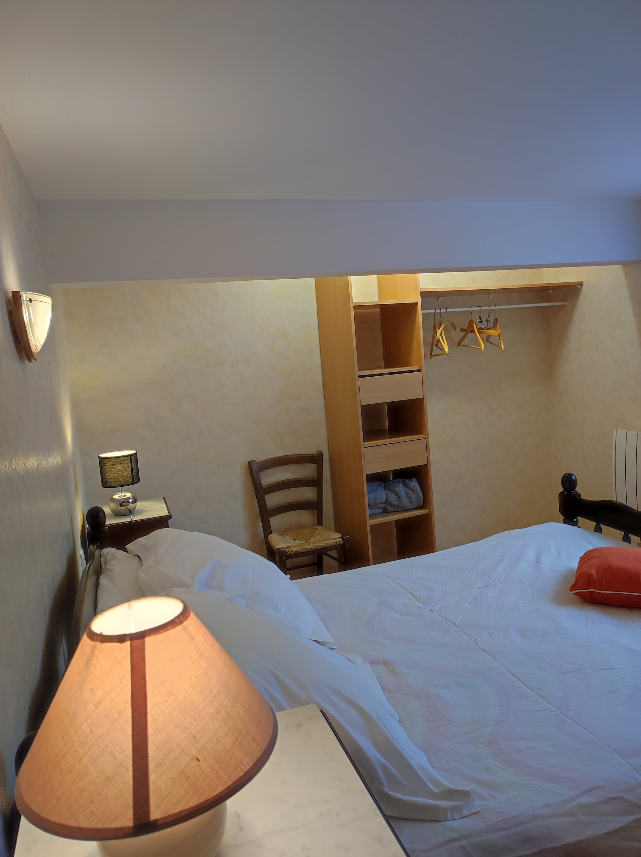 Barry - chambre du bas - lit en 140