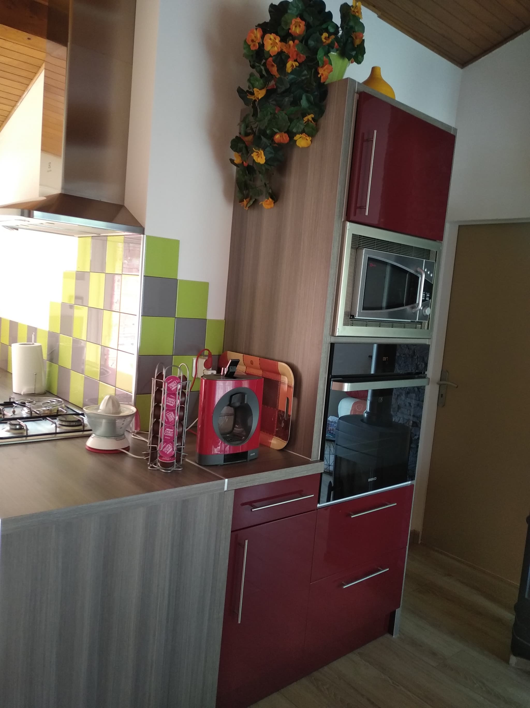 Micro ondes , plaque et four electrique, refregerateur, cafetiere