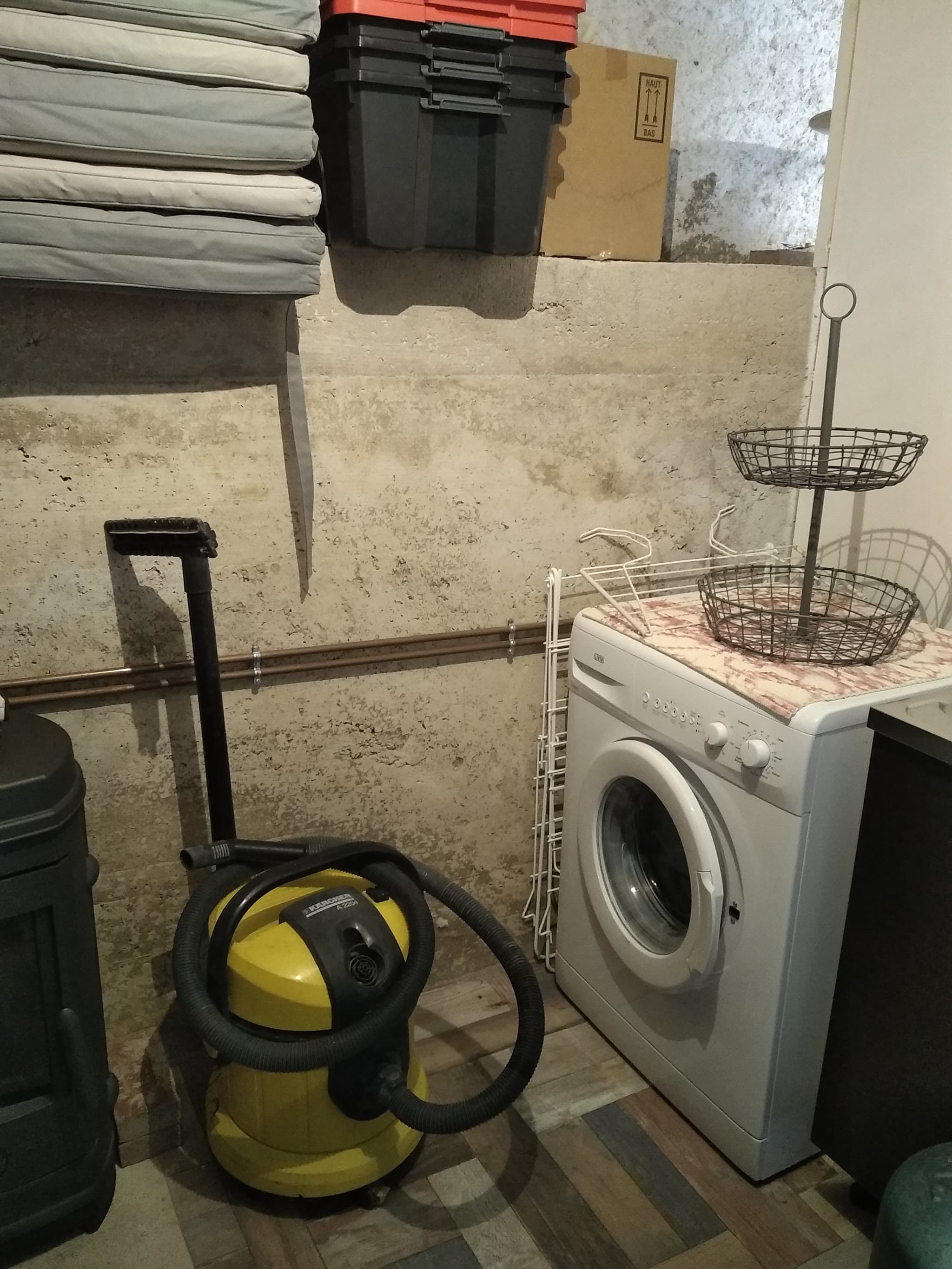 Grand local avec machine a laver , aspirateur