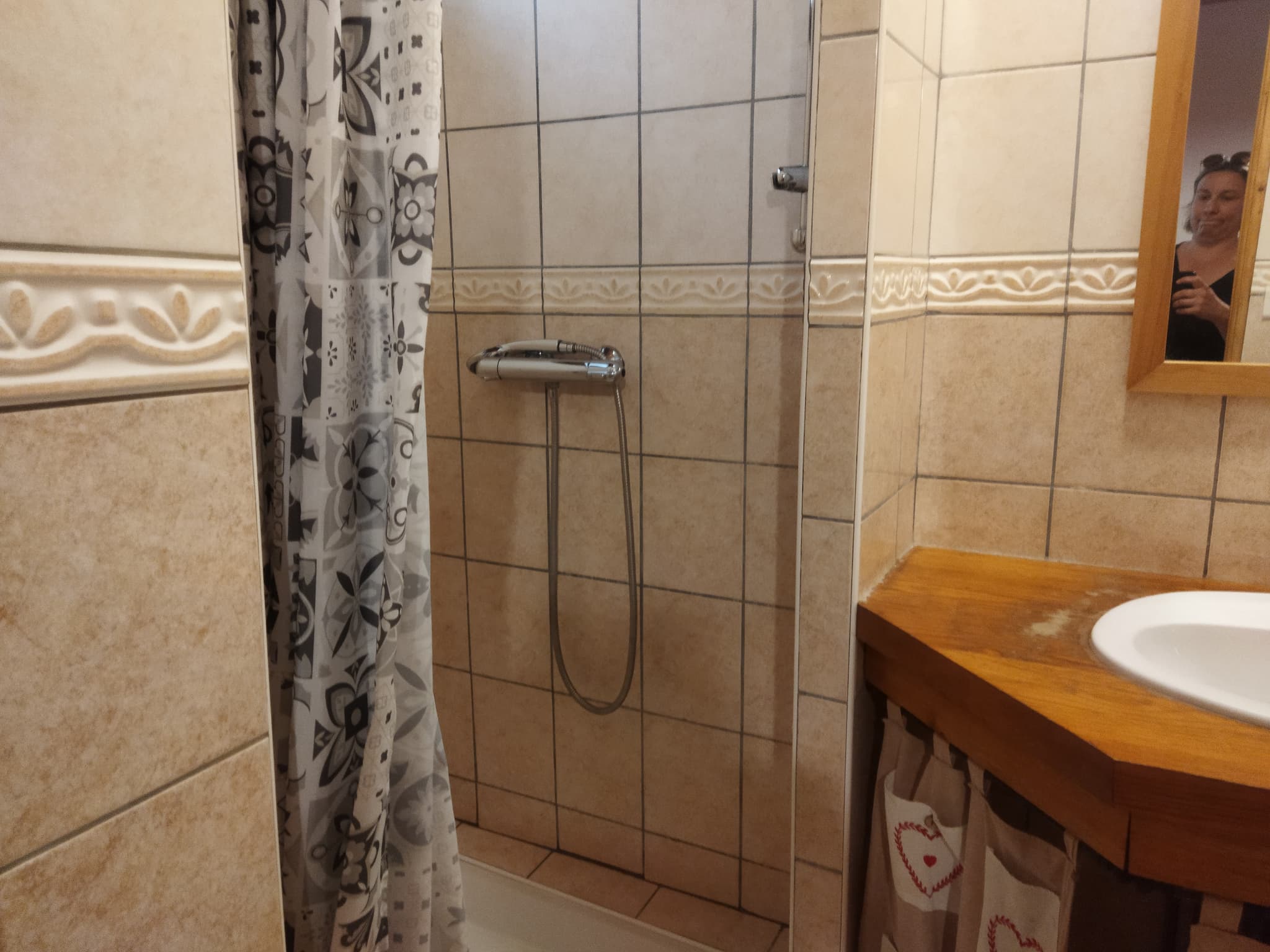 Salle de bain rez de chaussée, 1 douche, 1 vasque