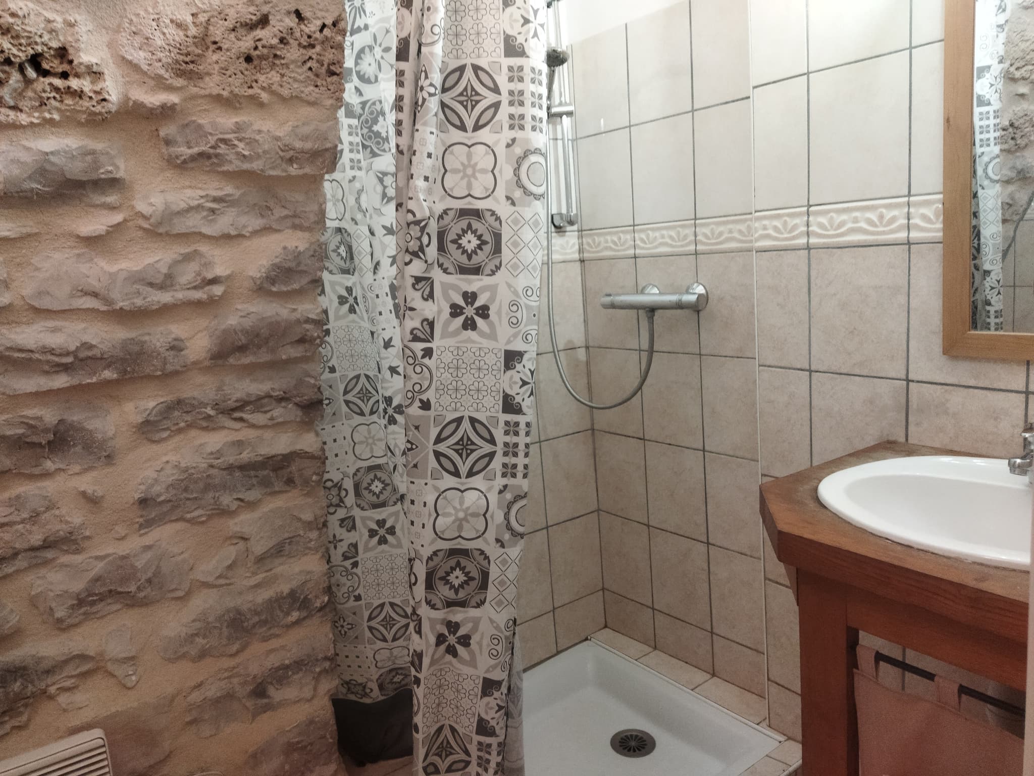 1ère salle de bain étage, 1 vasque 1 douche
