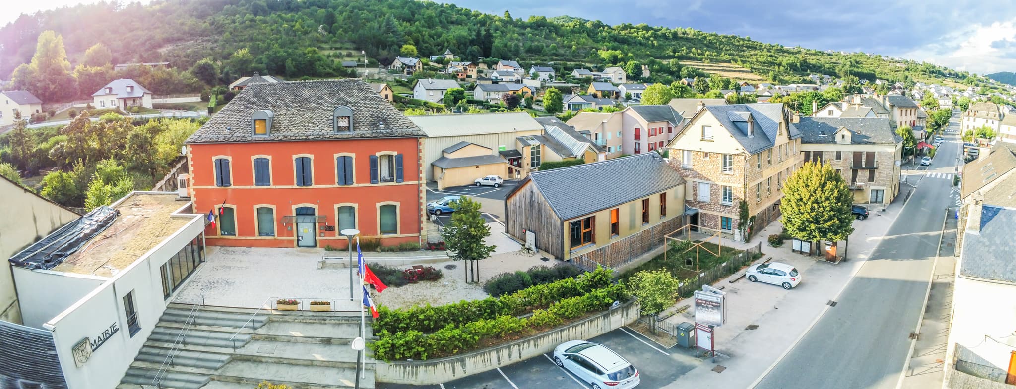 Vue sur Mairie et village