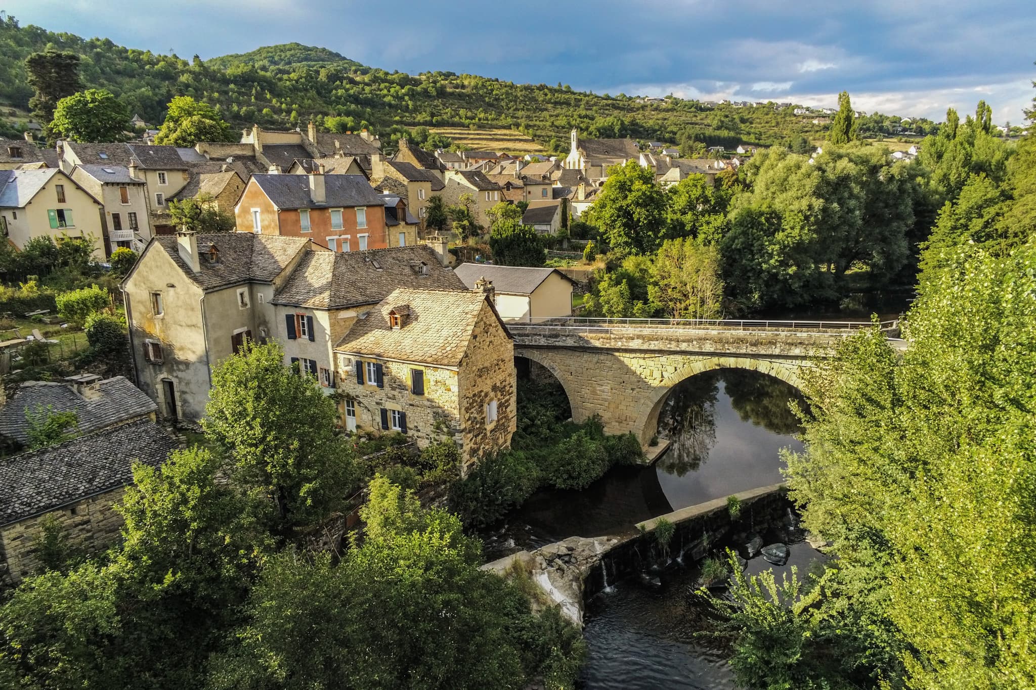 Vue sur pont de Colagne et village
