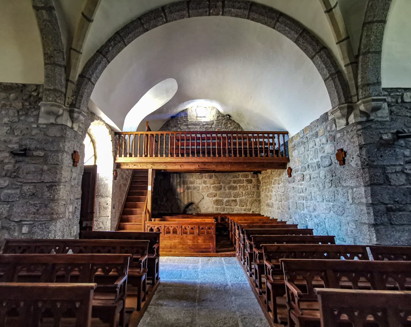 Nef de l'église des Estrets près de Fontans