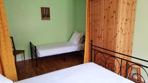 Barry - chambre du haut - lit en 90
