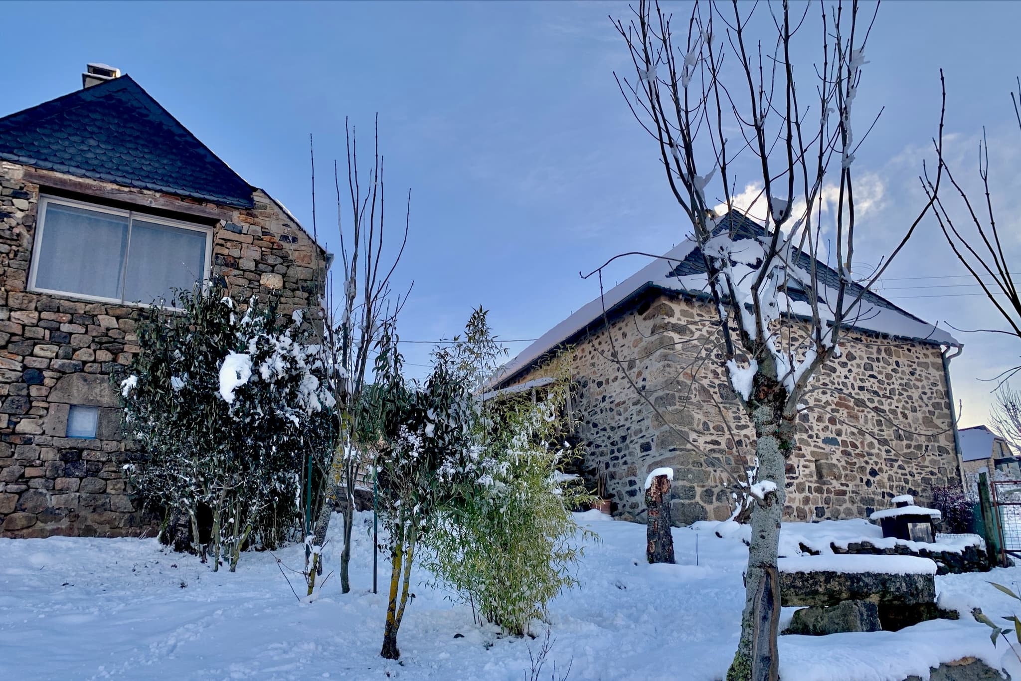 Grange-jardin-neige