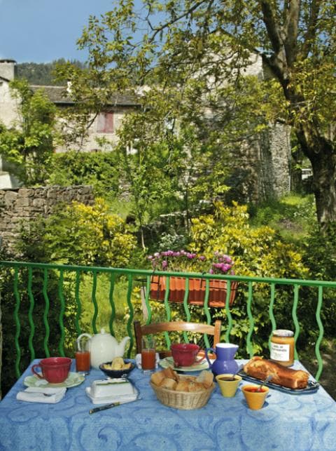 Petit déjeuner sur la terrasse un matin d'été...