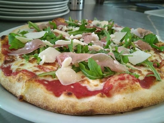 Pizza-a-la-roquette-jambon
