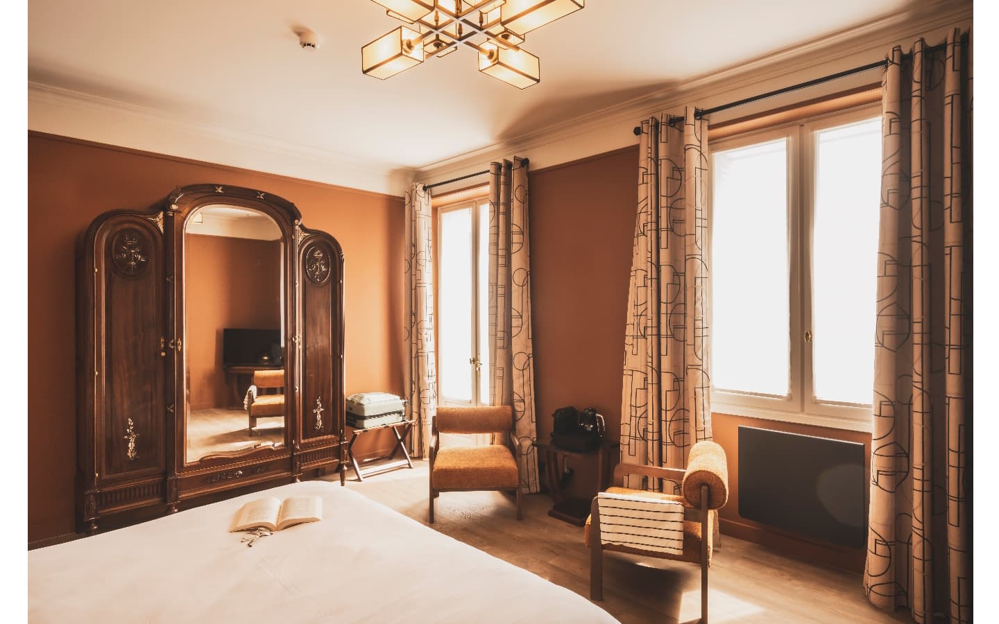 06_montagnettes_hotel_parcvictoria_saint-jean-de-luz_CHD2_chambre_deluxe_03_cande_2025_TS_1440x900
