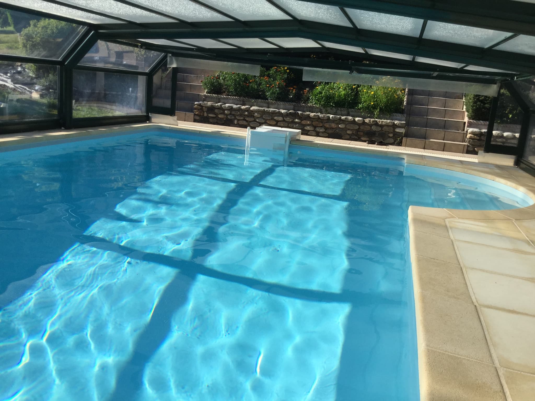 GiteBesombe_piscine_couverte_16