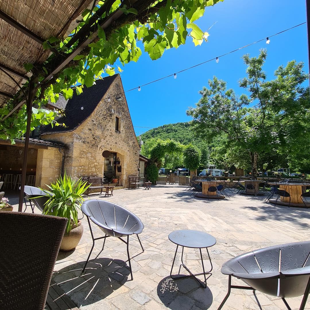 1 Dordogne Cour Camping Maisonneuve