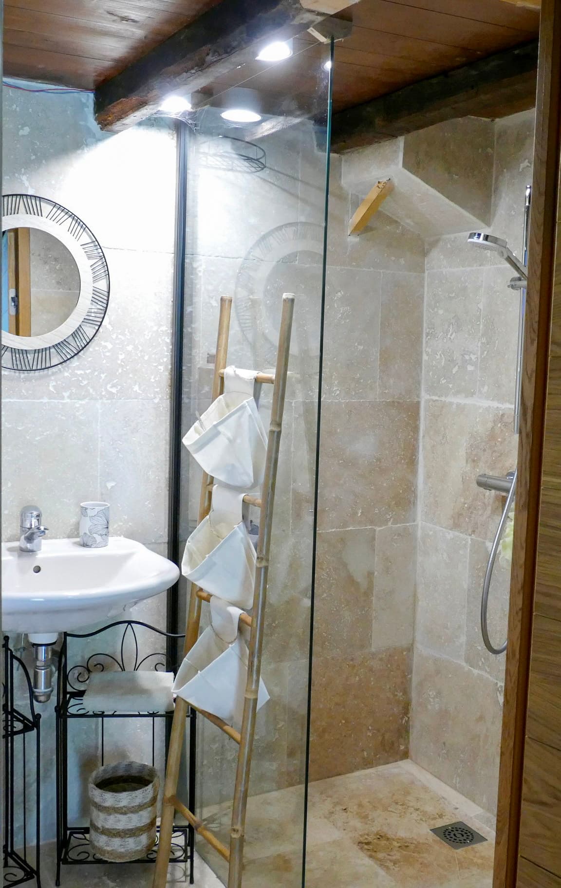 gite-les-rocailles-salle-de-bain-saint-martin-des-combes-tourisme