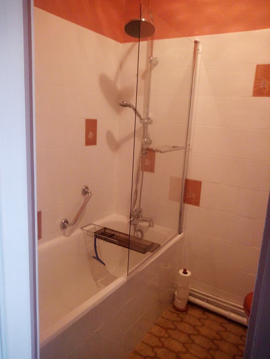 1er étage : Salle de bains avec douche dans baignoire
