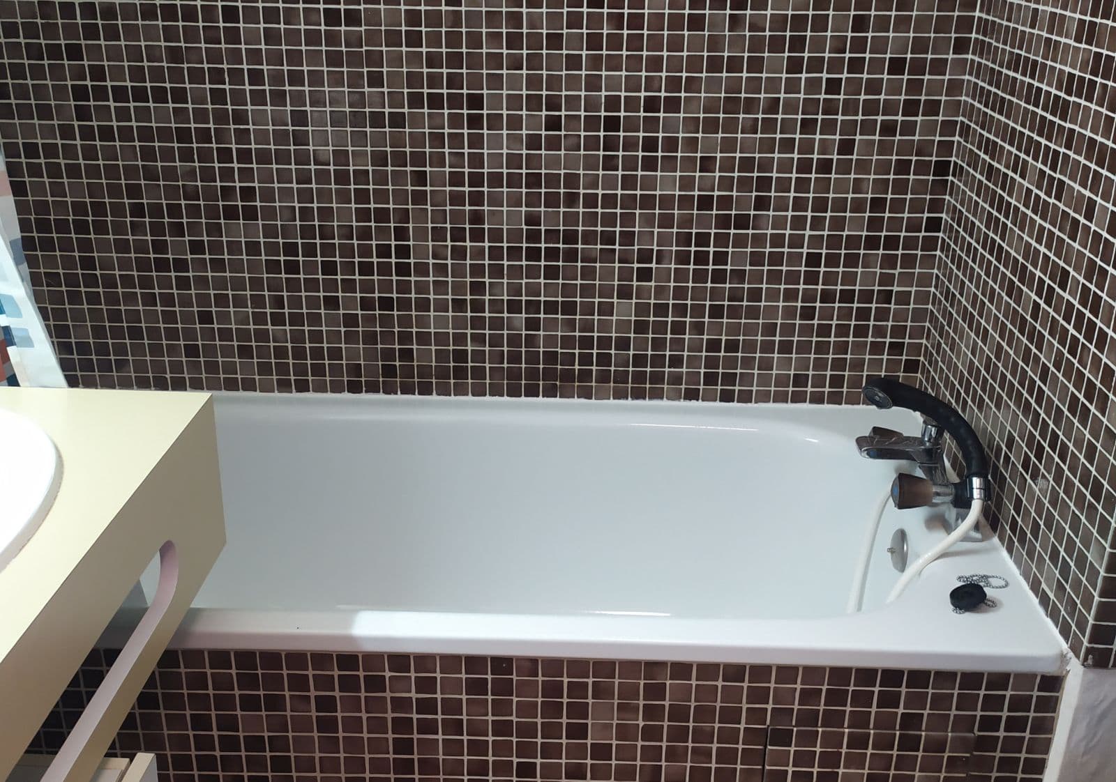 Salle de bains avec baignoire
