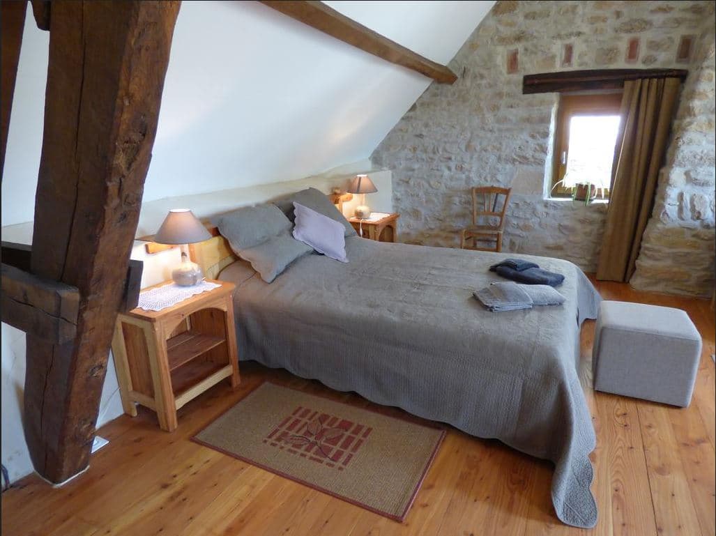 Depuis l’entrée de la chambre, vue sur le lit